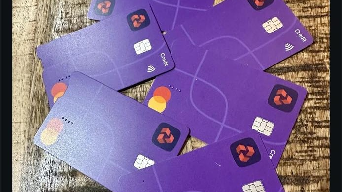 Đang yên đang lành, bỗng nhận 6 cái thẻ tín dụng